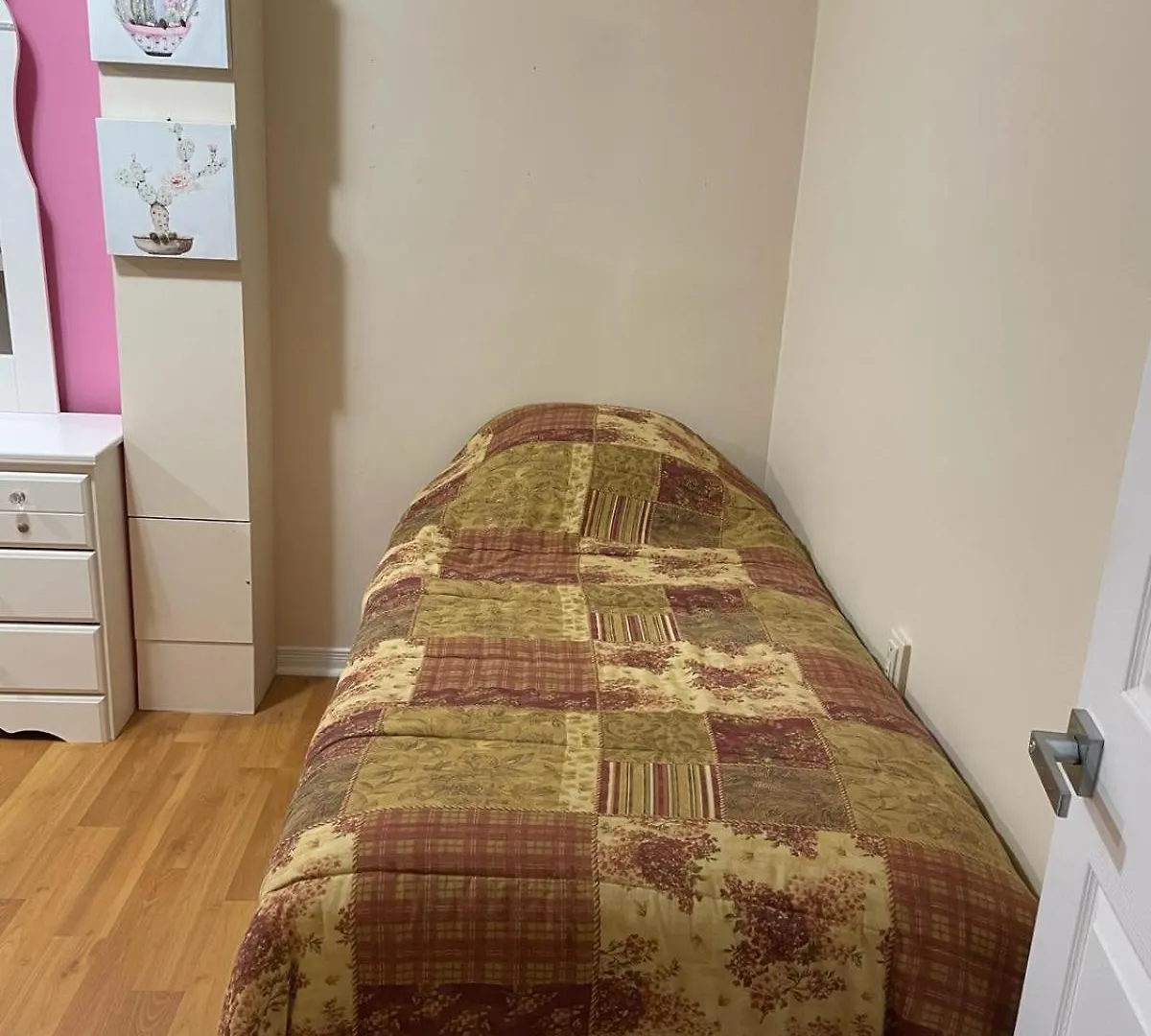 A Bed Of 2 Beds Cute Room For Females Only - Pour Les Femmes Seulement Ottawa Kanada
