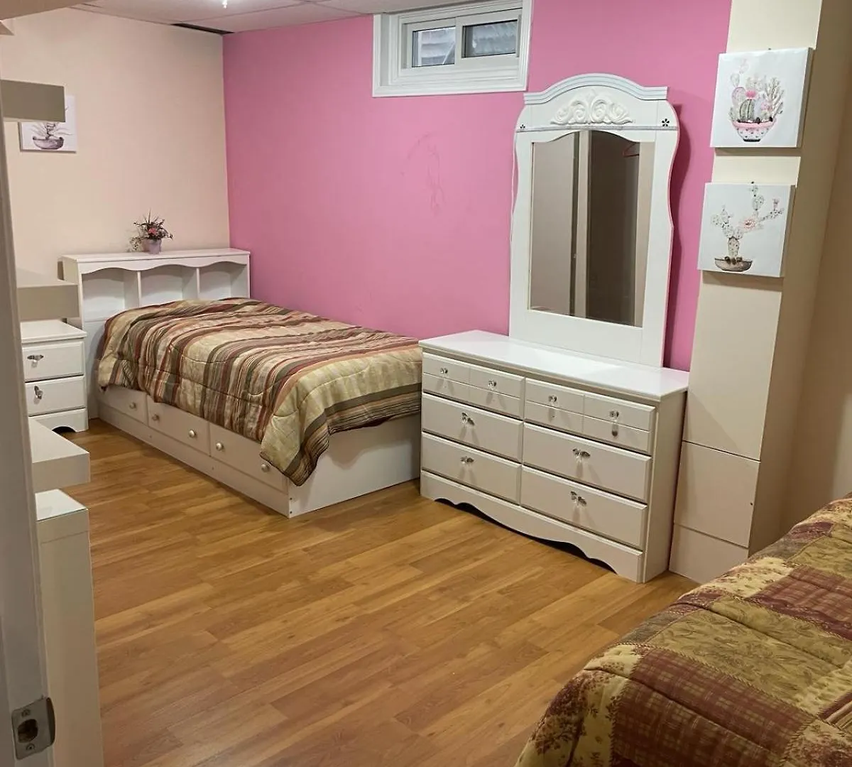 A Bed Of 2 Beds Cute Room For Females Only - Pour Les Femmes Seulement Ottawa